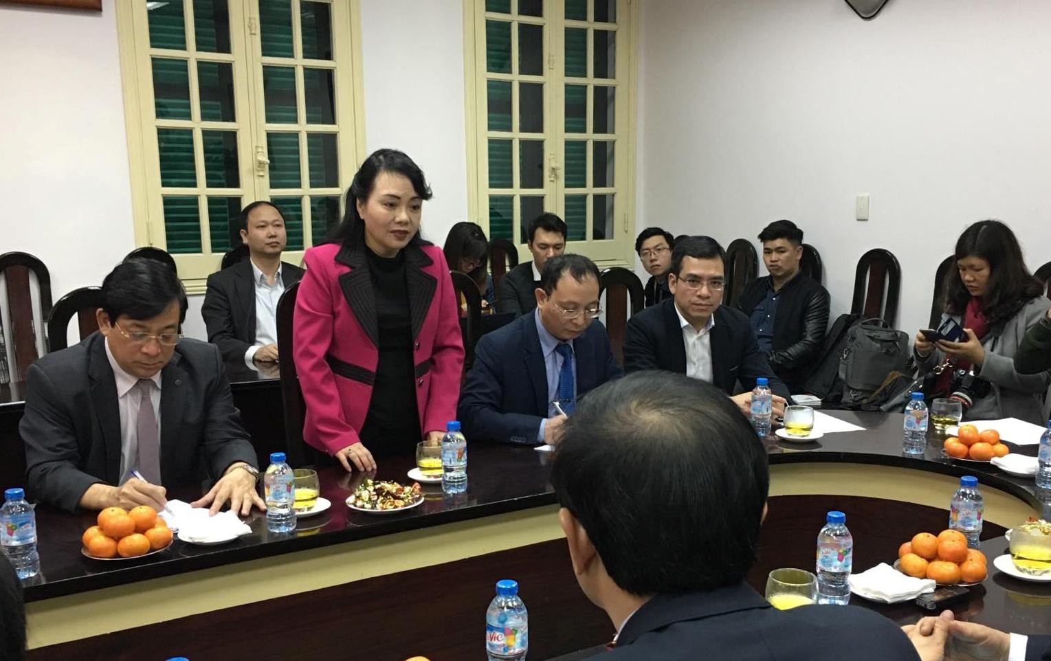 Bộ trưởng Nguyễn Thị Kim Tiến thăm nữ b&aacute;c sĩ bị ung thư trong đ&ecirc;m giao thừa - Ảnh 4.