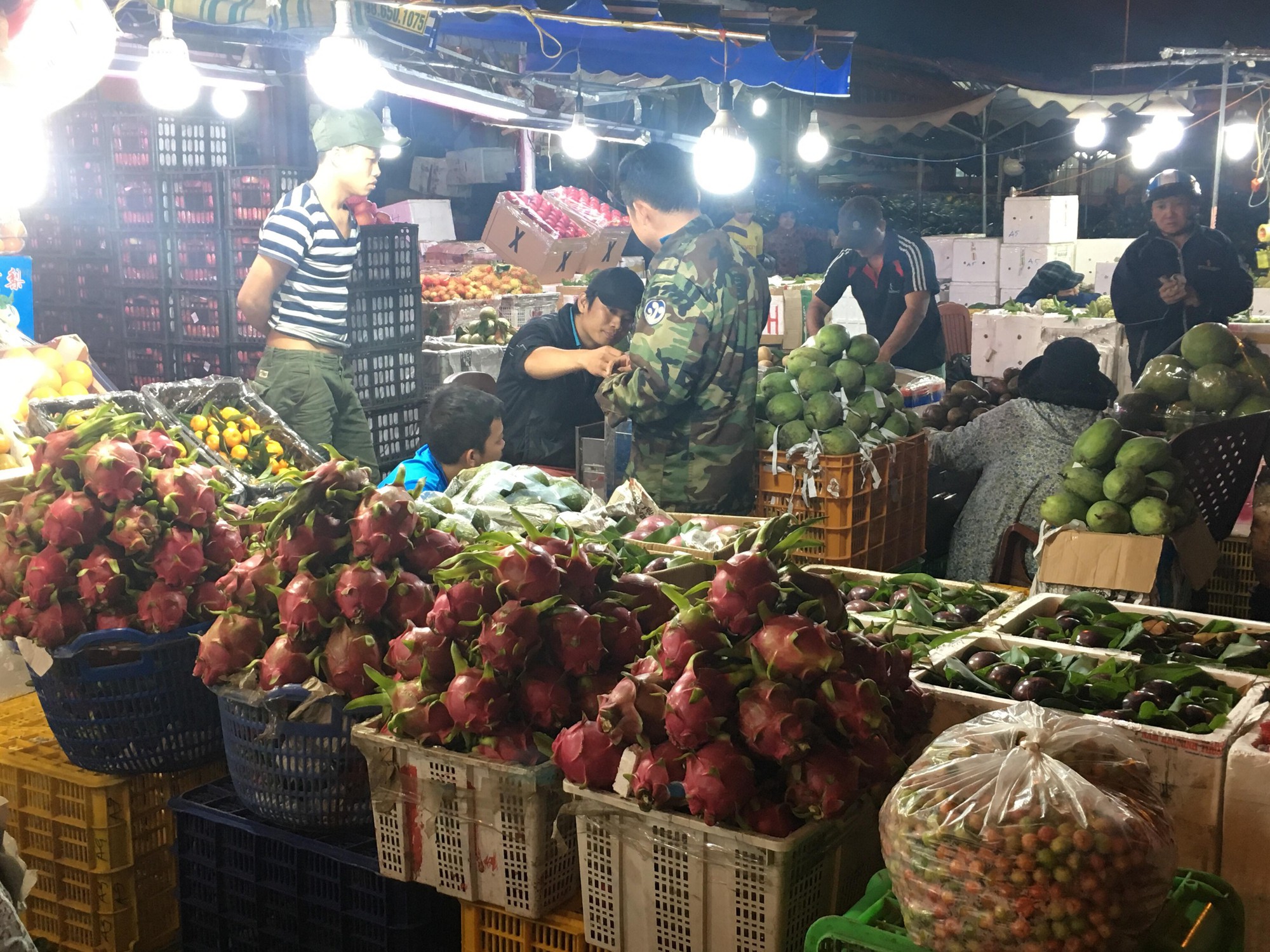 Đủ kiểu &ldquo;xổ h&agrave;ng&rdquo; trưa 30 Tết - Ảnh 9.