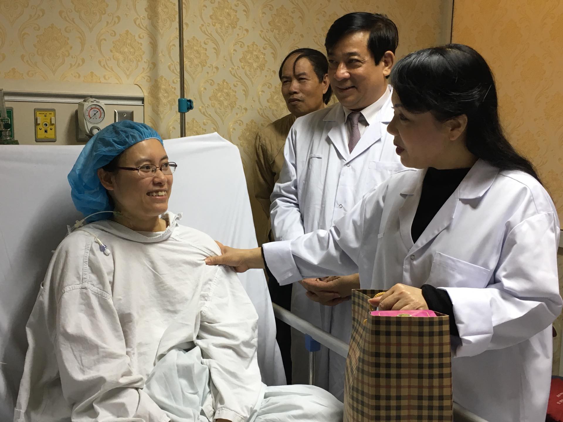 Bộ trưởng Nguyễn Thị Kim Tiến thăm nữ bác sĩ bị ung thư trong đêm giao thừa