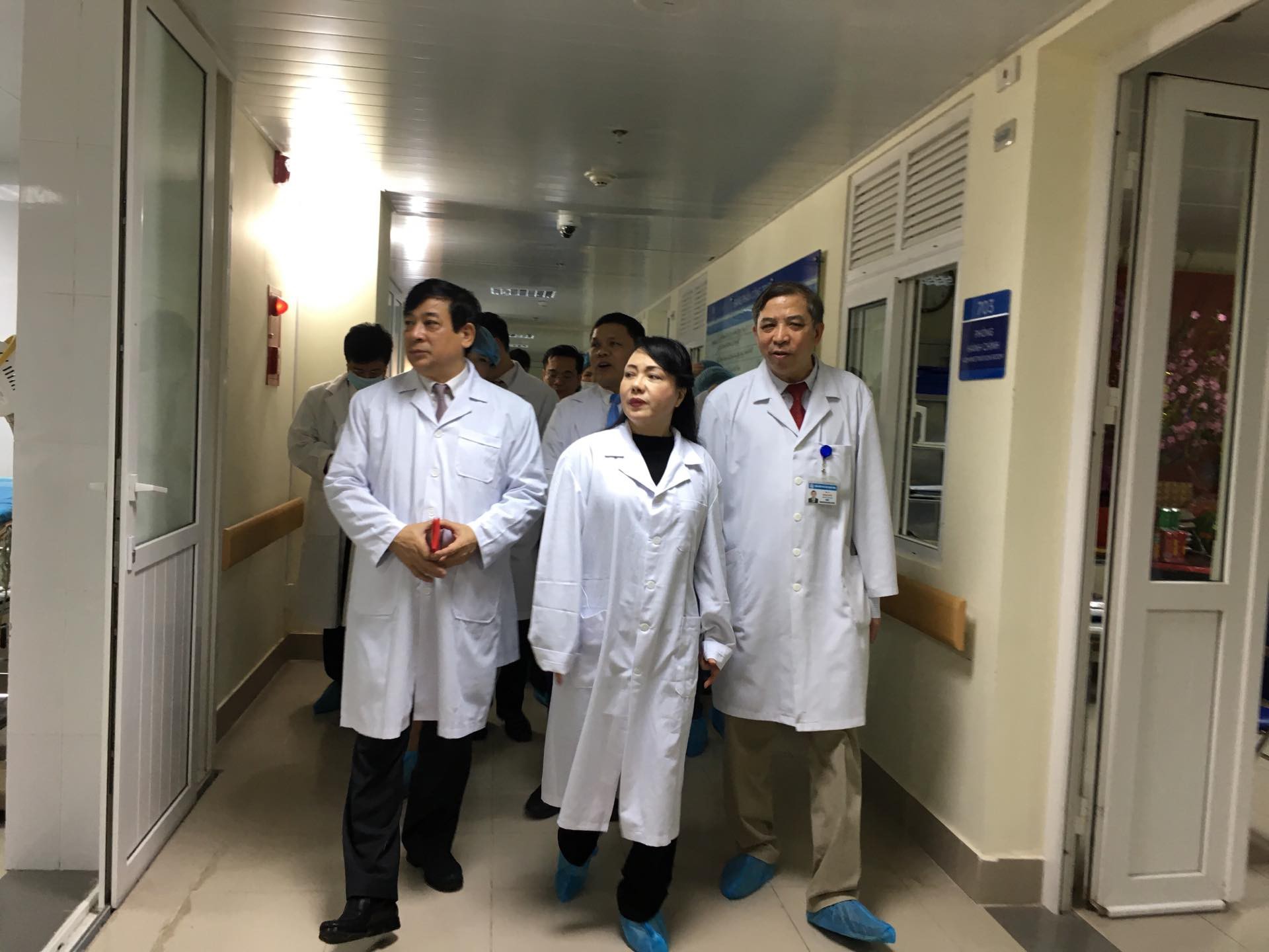 Bộ trưởng Nguyễn Thị Kim Tiến thăm nữ b&aacute;c sĩ bị ung thư trong đ&ecirc;m giao thừa - Ảnh 9.