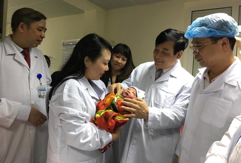 Bộ trưởng Nguyễn Thị Kim Tiến thăm nữ b&aacute;c sĩ bị ung thư trong đ&ecirc;m giao thừa - Ảnh 10.