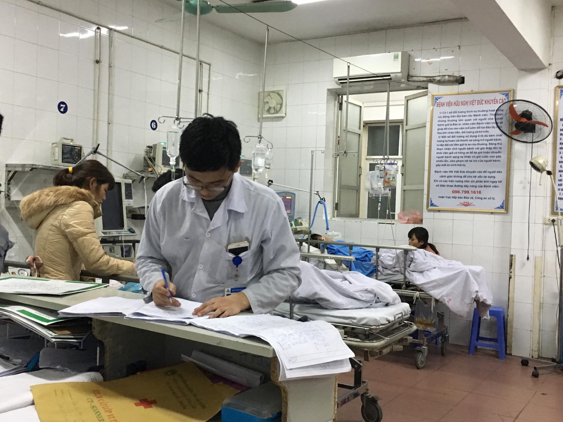 Bộ trưởng Nguyễn Thị Kim Tiến thăm nữ b&aacute;c sĩ bị ung thư trong đ&ecirc;m giao thừa - Ảnh 7.