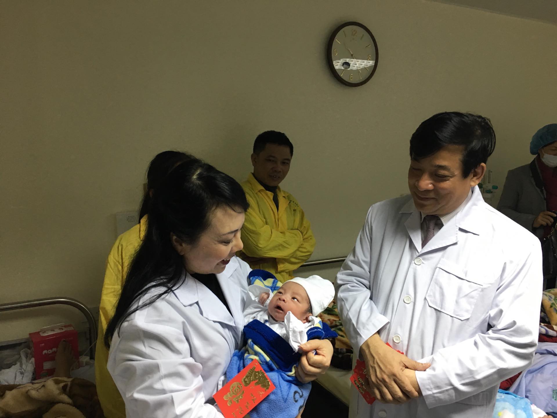 Bộ trưởng Nguyễn Thị Kim Tiến thăm nữ b&aacute;c sĩ bị ung thư trong đ&ecirc;m giao thừa - Ảnh 11.
