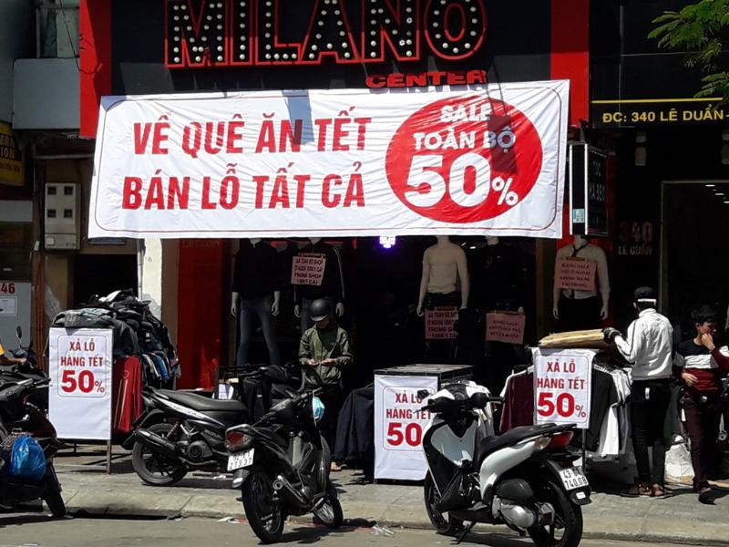 Đà Nẵng: Ế ẩm trưa 30 tết, xả hàng giảm 50%