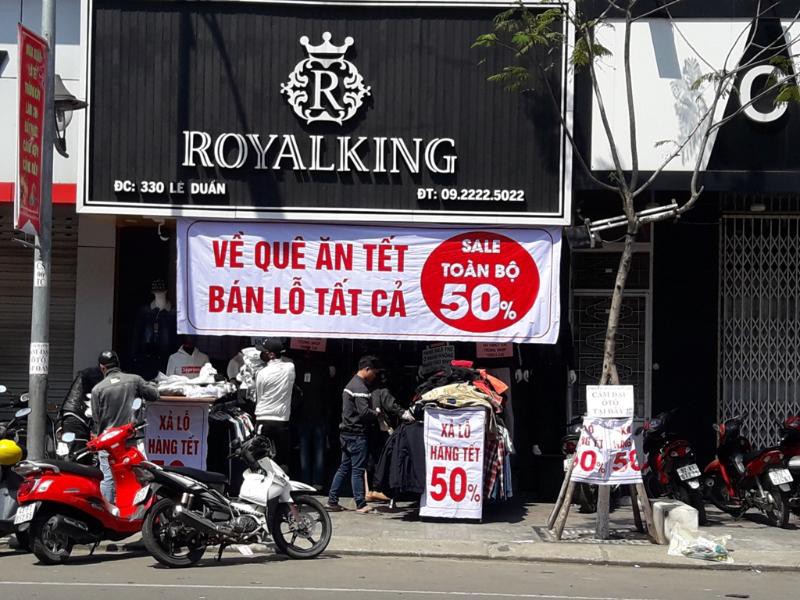 Đ&agrave; Nẵng: Ế ẩm trưa 30 tết, xả h&agrave;ng giảm 50% - Ảnh 4.