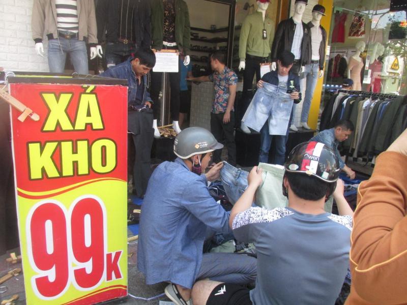 Đ&agrave; Nẵng: Ế ẩm trưa 30 tết, xả h&agrave;ng giảm 50% - Ảnh 5.