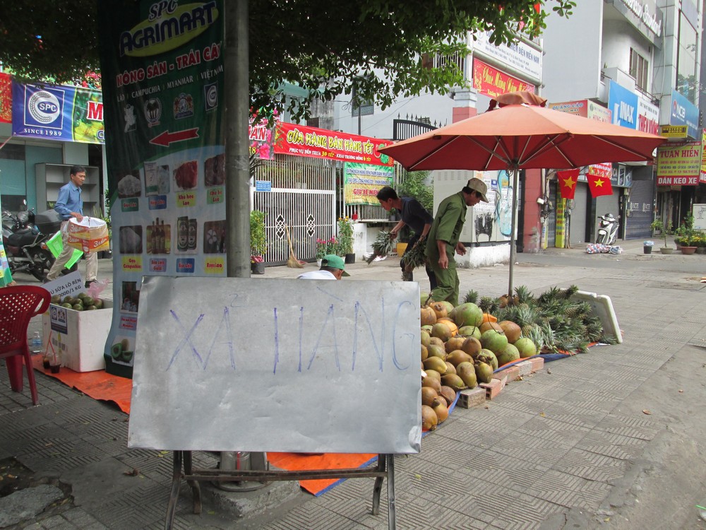 Đủ kiểu &ldquo;xổ h&agrave;ng&rdquo; trưa 30 Tết - Ảnh 4.