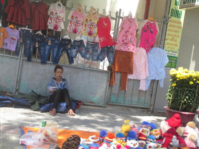 Đ&agrave; Nẵng: Ế ẩm trưa 30 tết, xả h&agrave;ng giảm 50% - Ảnh 6.