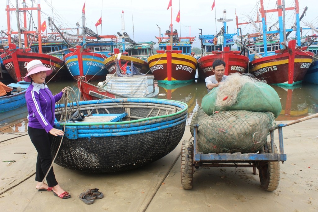 Ngư d&acirc;n đ&oacute;n Tết giữa tr&ugrave;ng khơi - Ảnh 1.