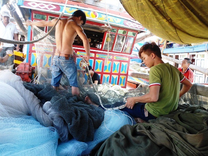 Ngư dân đón Tết giữa trùng khơi