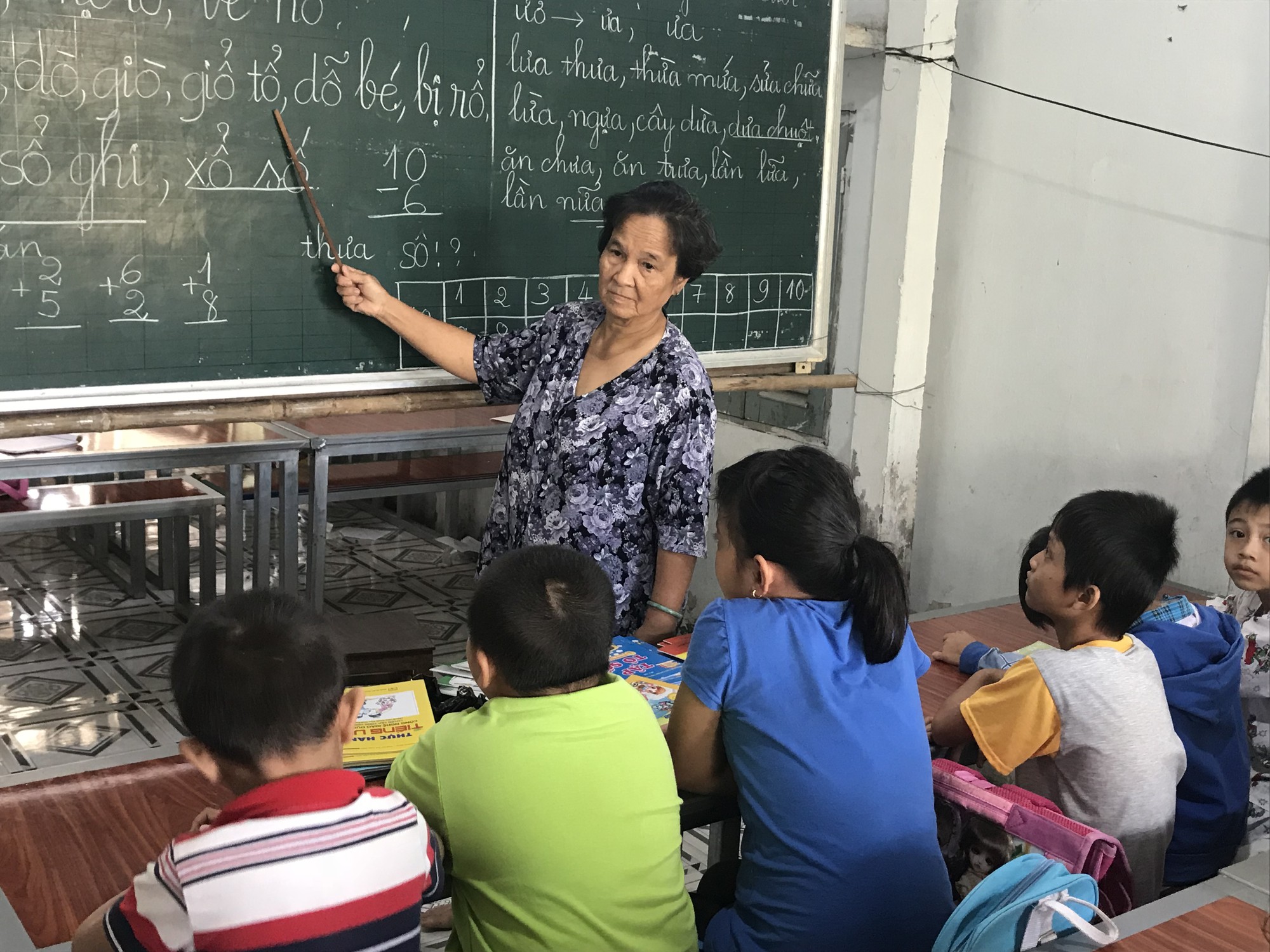 C&ocirc; gi&aacute;o 40 năm dạy chữ miễn ph&iacute; cho trẻ ngh&egrave;o - Ảnh 1.