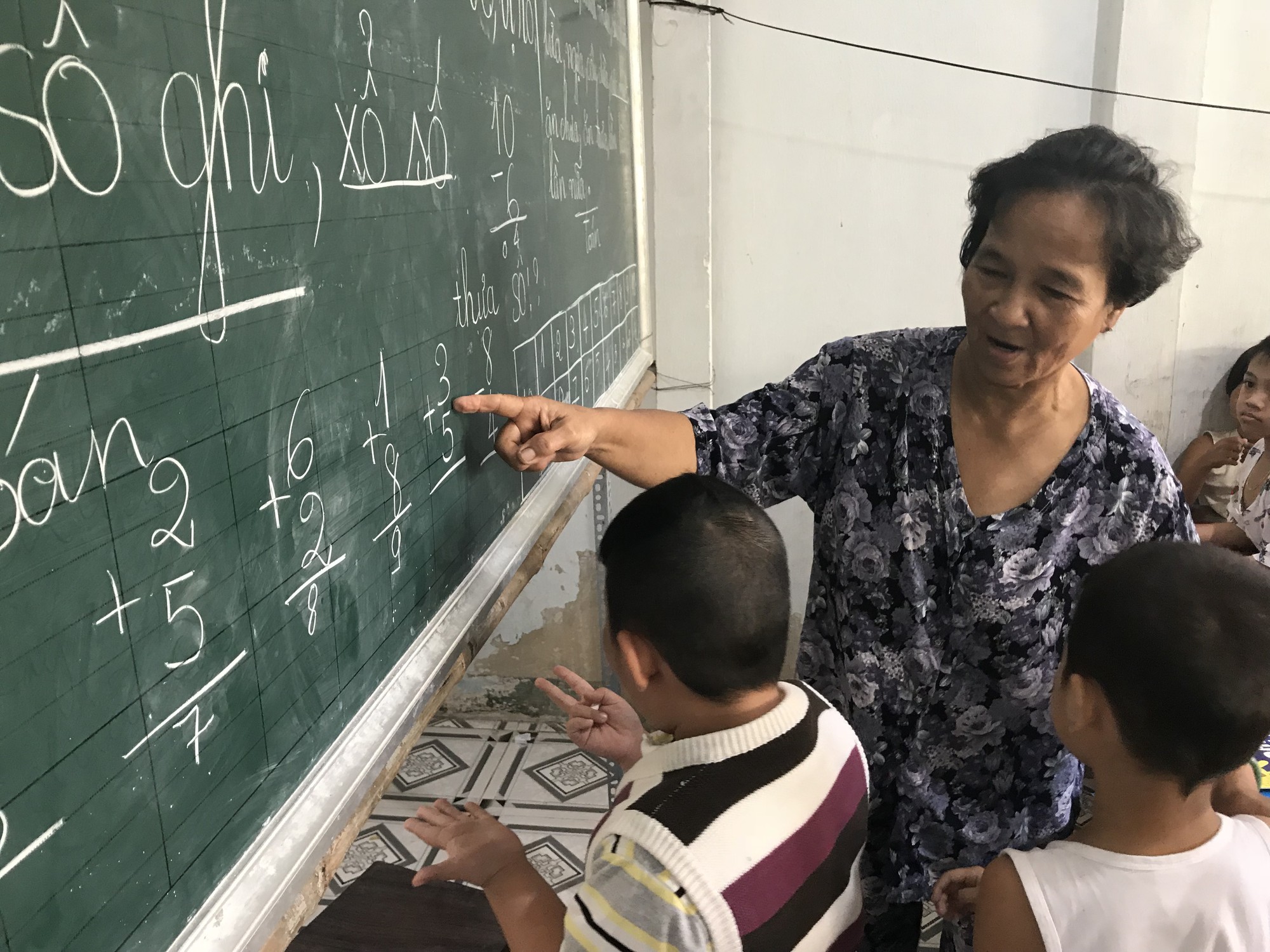 C&ocirc; gi&aacute;o 40 năm dạy chữ miễn ph&iacute; cho trẻ ngh&egrave;o - Ảnh 3.