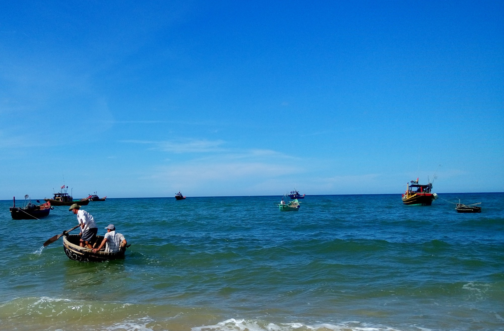 Ngư d&acirc;n đ&oacute;n Tết giữa tr&ugrave;ng khơi - Ảnh 4.