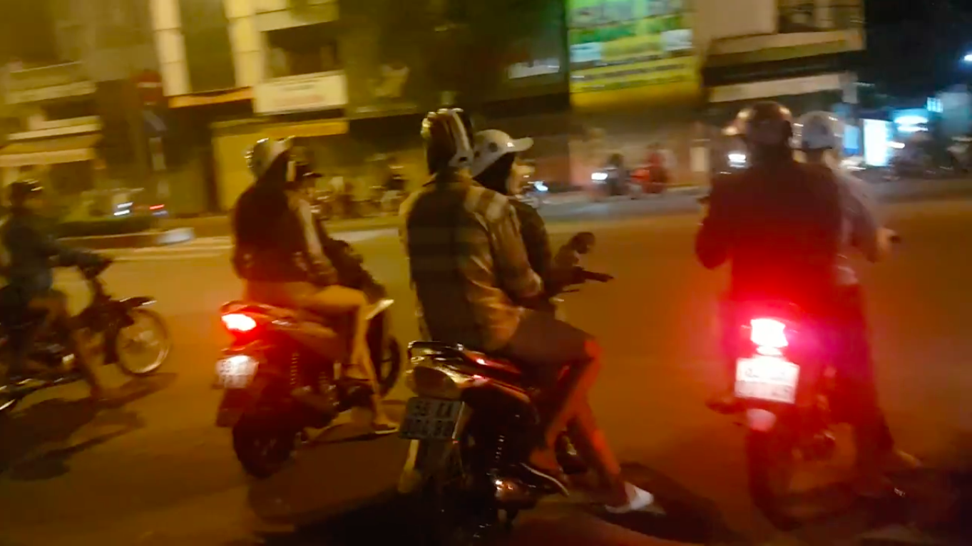 Hàng trăm dân chơi Sài Gòn đua xe sáng 30 Tết