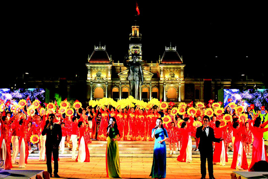 Dưới bóng cờ dân tộc