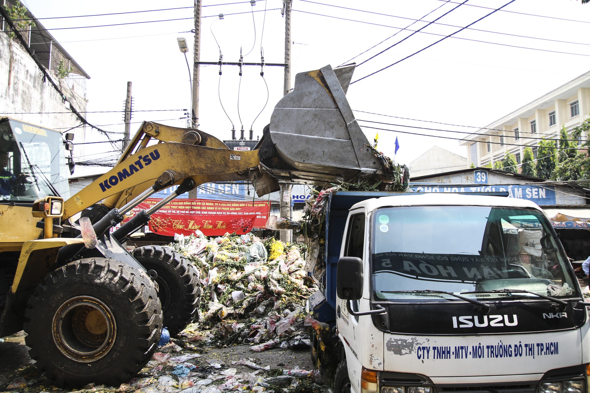 Hoa Tết dội chợ, chất như núi ở chợ hoa sỉ Đầm Sen, TP HCM - Ảnh 9.