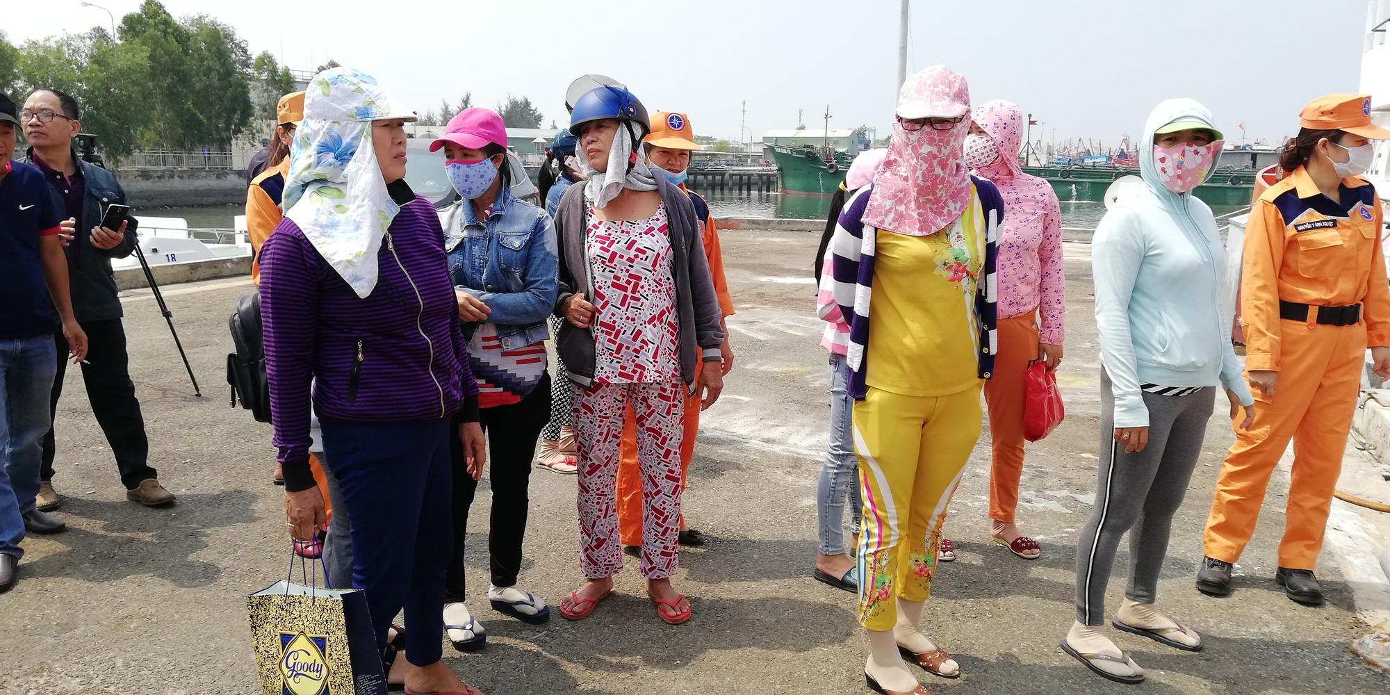 Tàu lật, 3 ngư dân mất tích, 1 người tử vong - Ảnh 2.