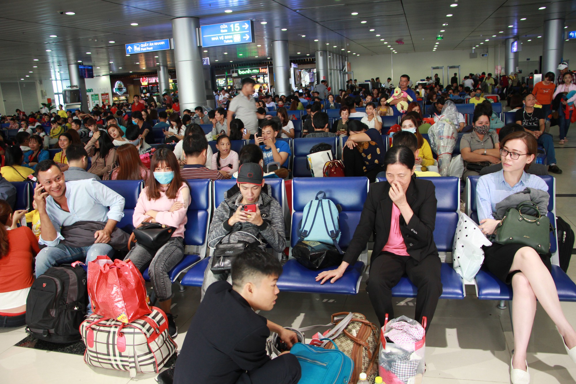 Bộ trưởng Bộ GTVT đến sân bay Tân Sơn Nhất tối 30 Tết