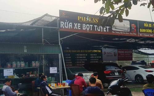 Xếp hàng chờ rửa xe, giá tăng gấp 3 lần - Ảnh 2.