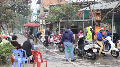 Xếp hàng chờ rửa xe, giá tăng gấp 3 lần