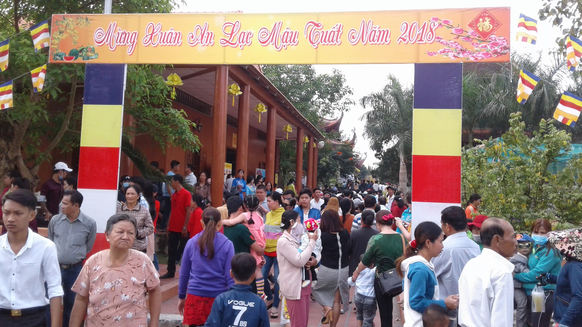 Mướt mồ hôi ở ngôi chùa lớn nhất miền Tây ngày mùng 1 Tết - Ảnh 3.