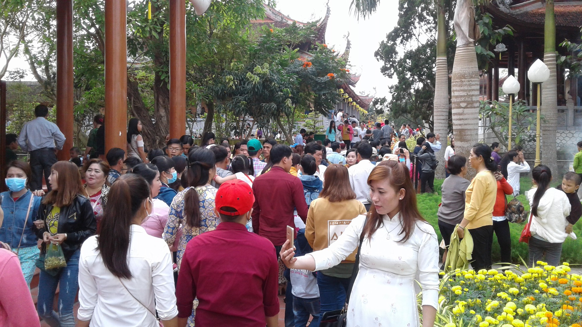 Mướt mồ hôi ở ngôi chùa lớn nhất miền Tây ngày mùng 1 Tết - Ảnh 5.