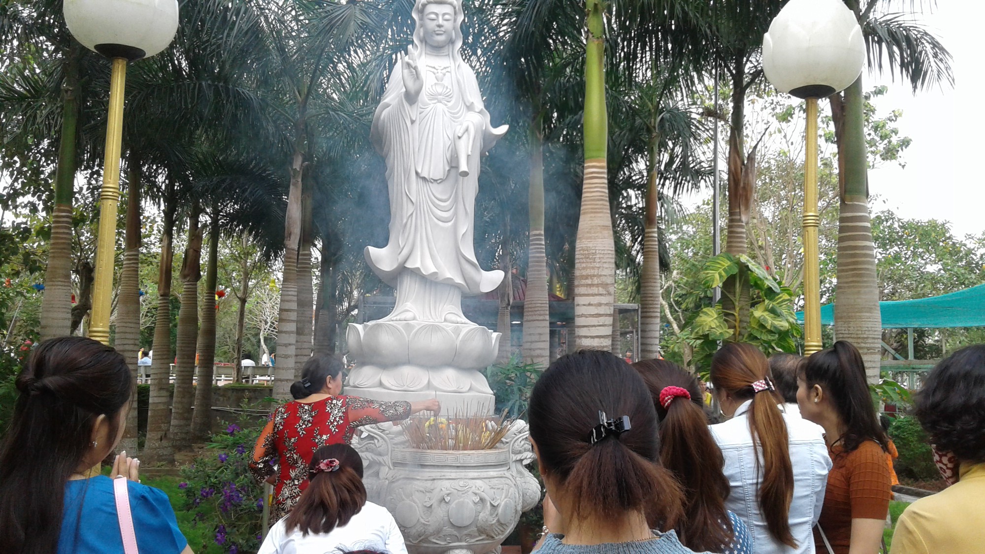 Mướt mồ hôi ở ngôi chùa lớn nhất miền Tây ngày mùng 1 Tết - Ảnh 9.