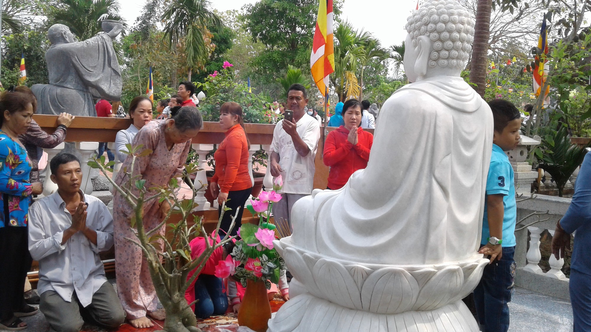 Mướt mồ hôi ở ngôi chùa lớn nhất miền Tây ngày mùng 1 Tết - Ảnh 13.