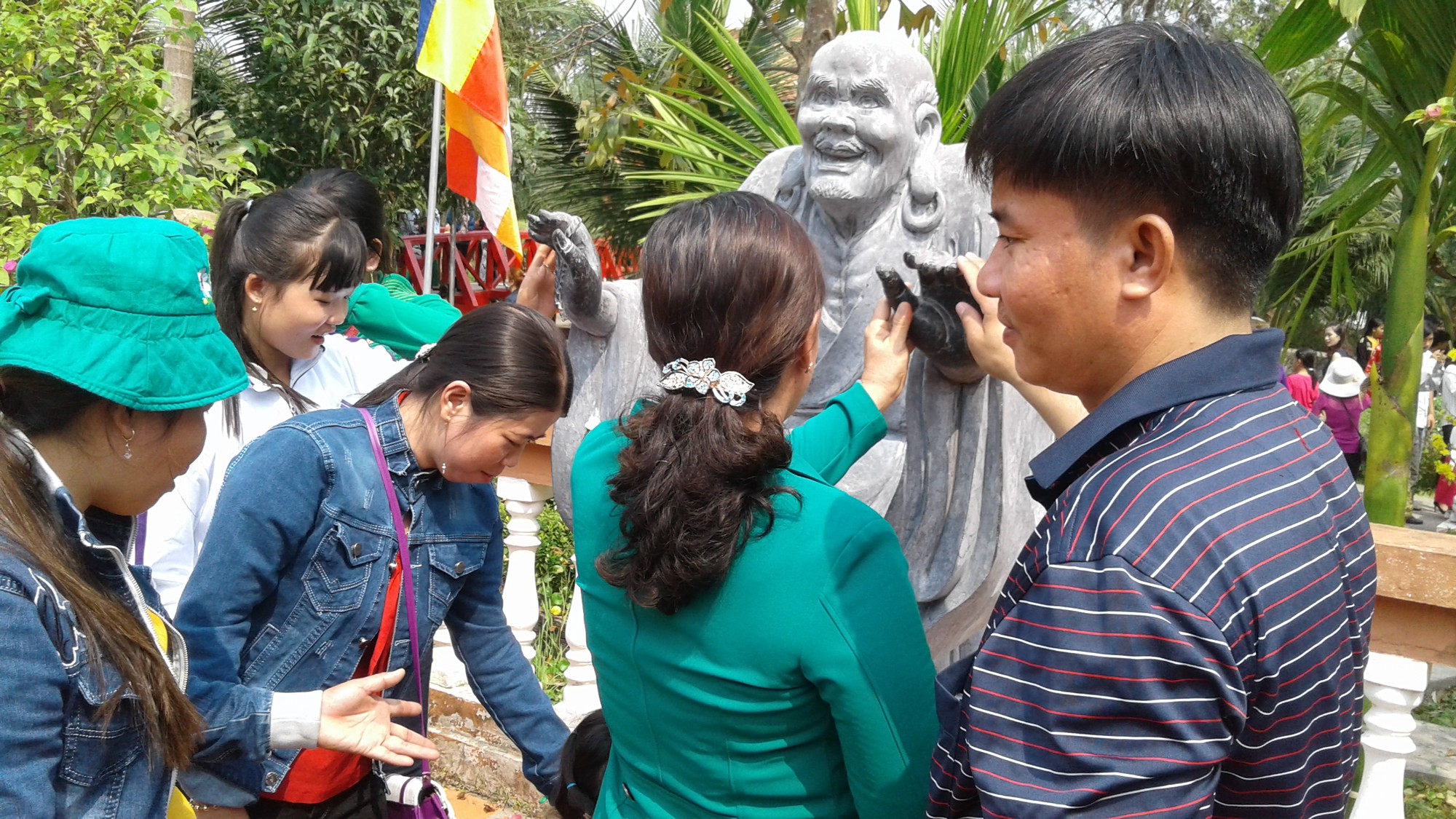 Mướt mồ hôi ở ngôi chùa lớn nhất miền Tây ngày mùng 1 Tết - Ảnh 17.