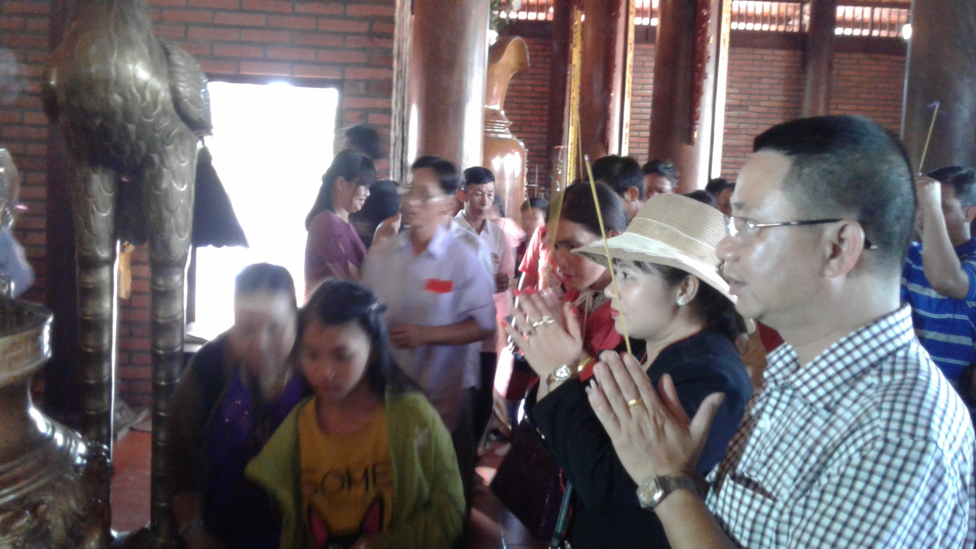 Mướt mồ hôi ở ngôi chùa lớn nhất miền Tây ngày mùng 1 Tết