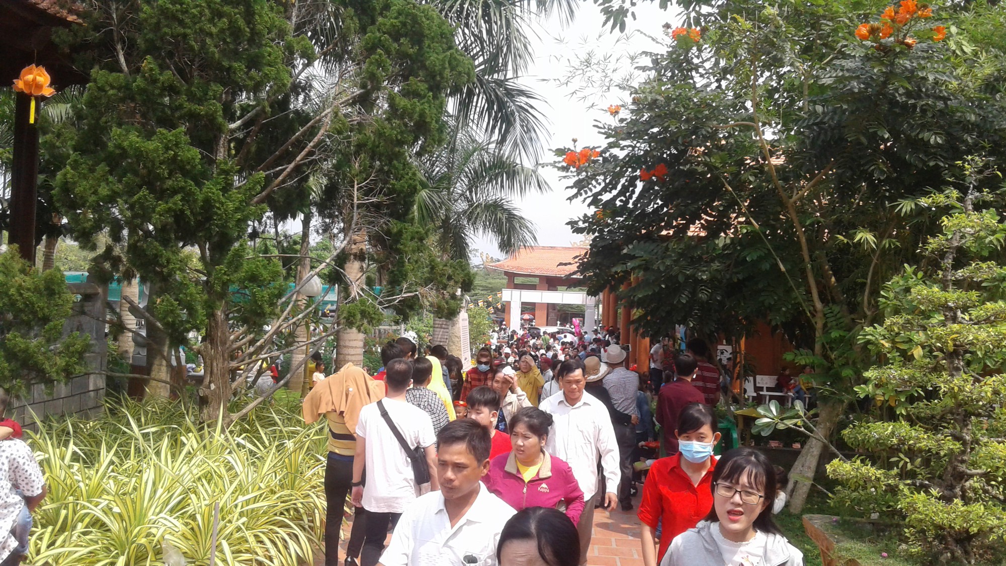 Mướt mồ hôi ở ngôi chùa lớn nhất miền Tây ngày mùng 1 Tết - Ảnh 2.