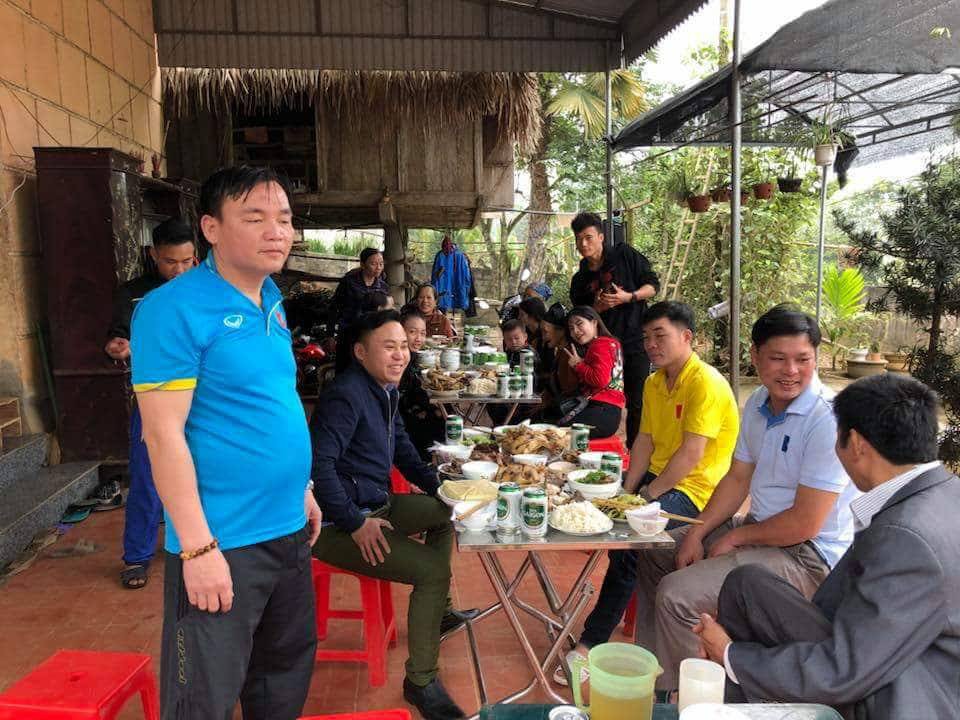 Bữa cơm ấm cúng đầu năm mới của gia đình Bùi Tiến Dũng - Ảnh 1.