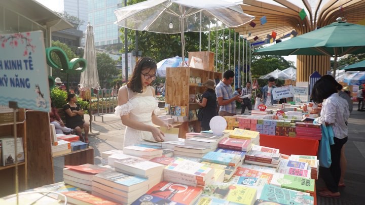 Kh&ocirc;ng kh&iacute; giao thừa đang tr&agrave;n ngập khắp nơi - Ảnh 6.