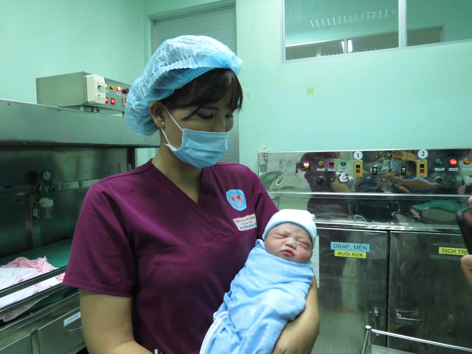 Ngắm bé trai chào đời đúng giao thừa nặng 3,8kg - Ảnh 3.