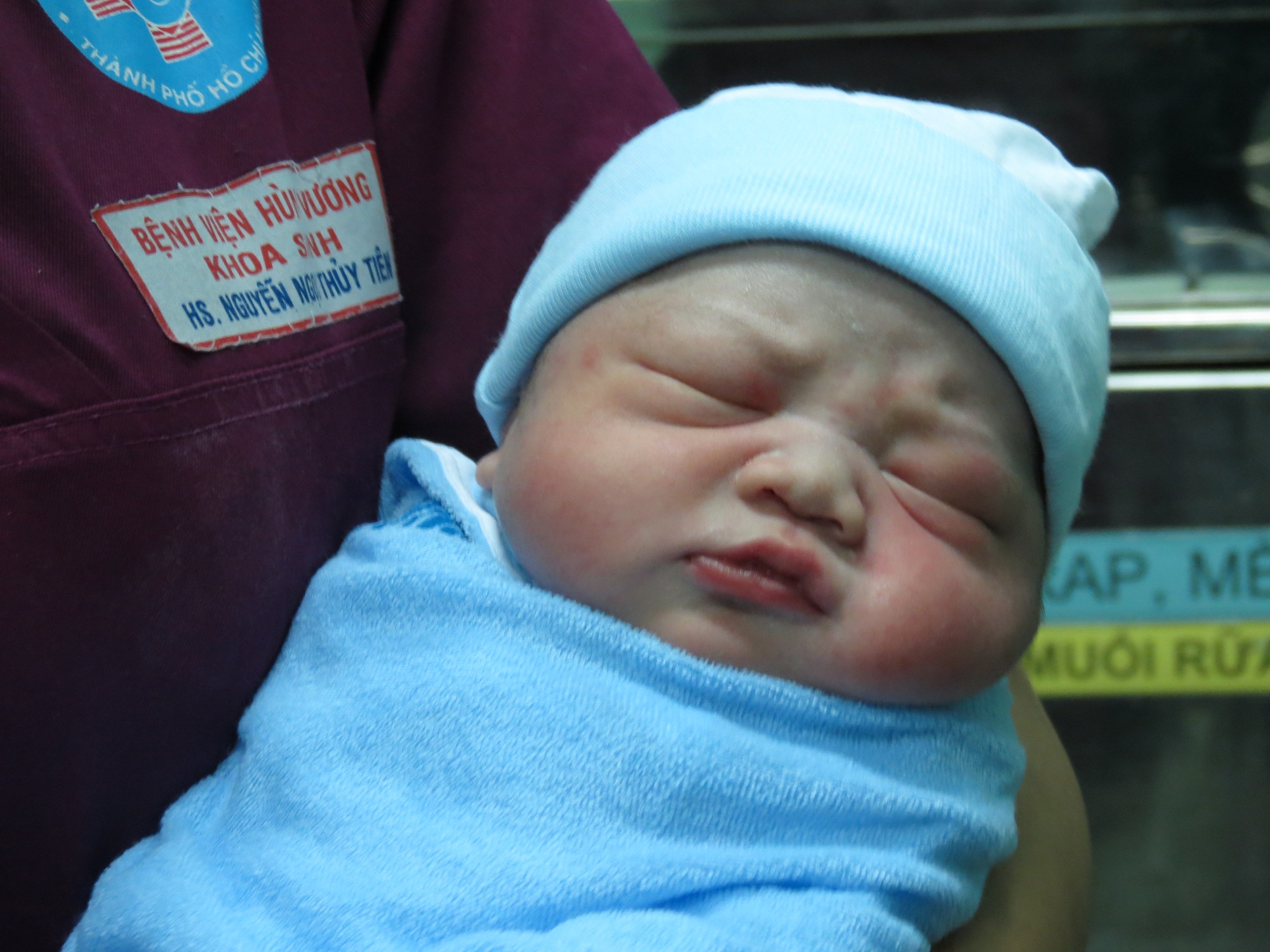 Ngắm bé trai chào đời đúng giao thừa nặng 3,8kg - Ảnh 4.