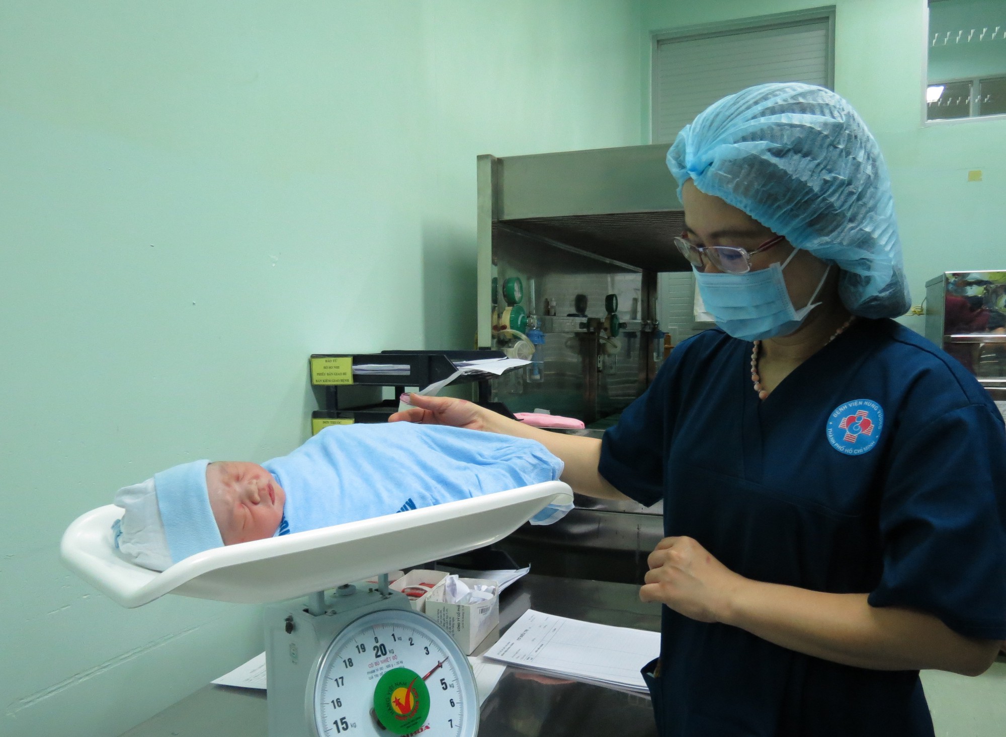 Ngắm bé trai chào đời đúng giao thừa nặng 3,8kg