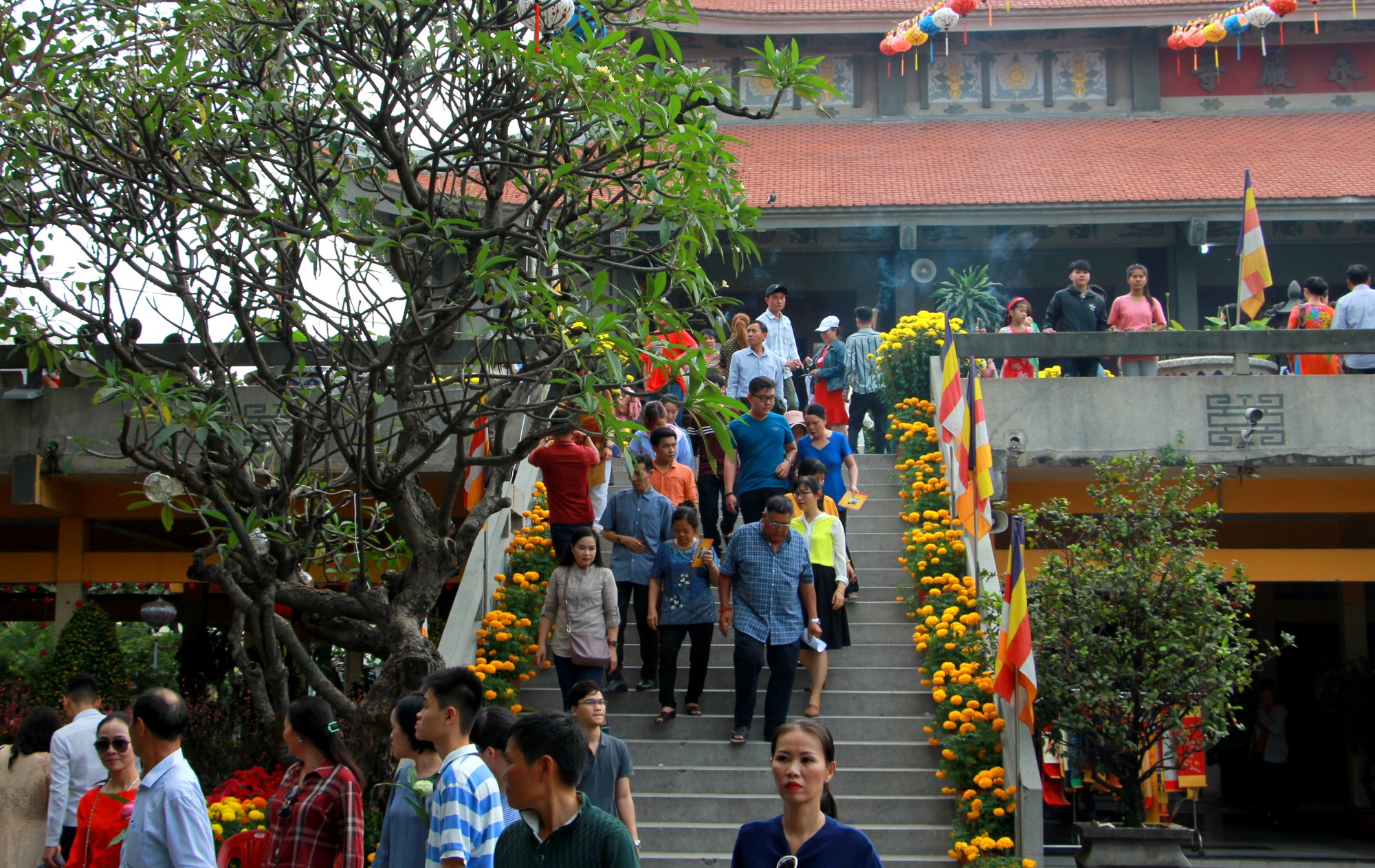 Dòng người vẫn đổ về chùa Vĩnh Nghiêm chiều mùng 1 Tết - Ảnh 7.