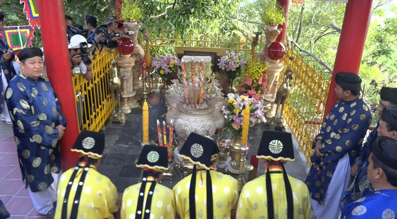 N&uacute;i Sam kh&ocirc;ng thể c&oacute; 2 B&agrave; Ch&uacute;a Xứ - Ảnh 2.