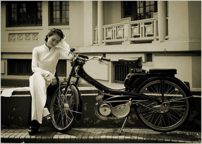 Người đẹp Hà thành thướt tha bên xe máy cổ Mobylette