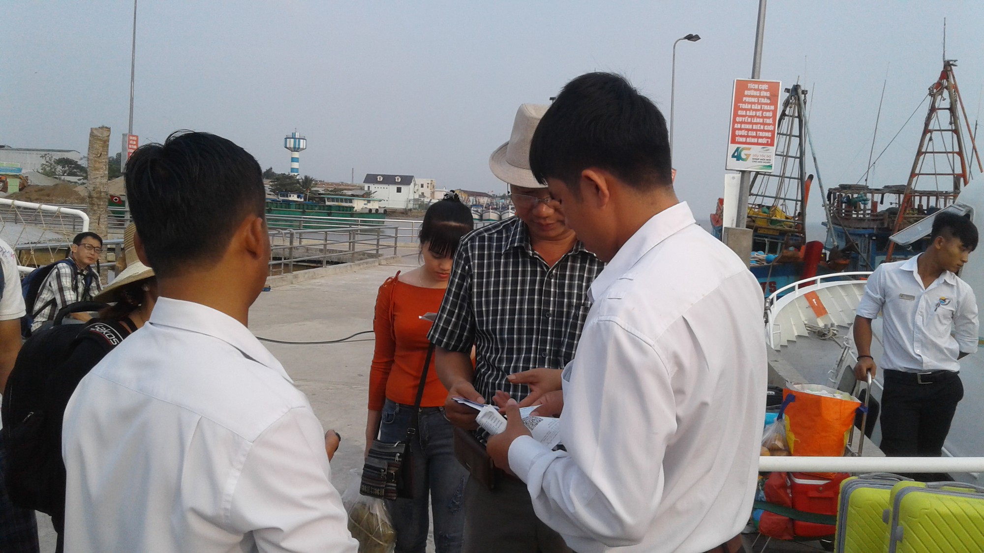 T&agrave;u cao tốc S&oacute;c Trăng &ndash; C&ocirc;n Đảo tấp nập kh&aacute;ch ng&agrave;y M&ugrave;ng 2 Tết - Ảnh 4.