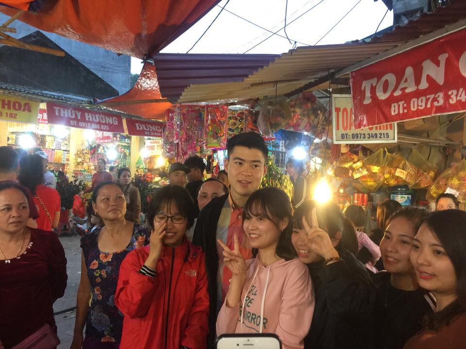 Đội ph&oacute; U23 Duy Mạnh được người h&acirc;m mộ v&acirc;y quanh khi đến đền B&agrave; Ch&uacute;a Kho - Ảnh 1.