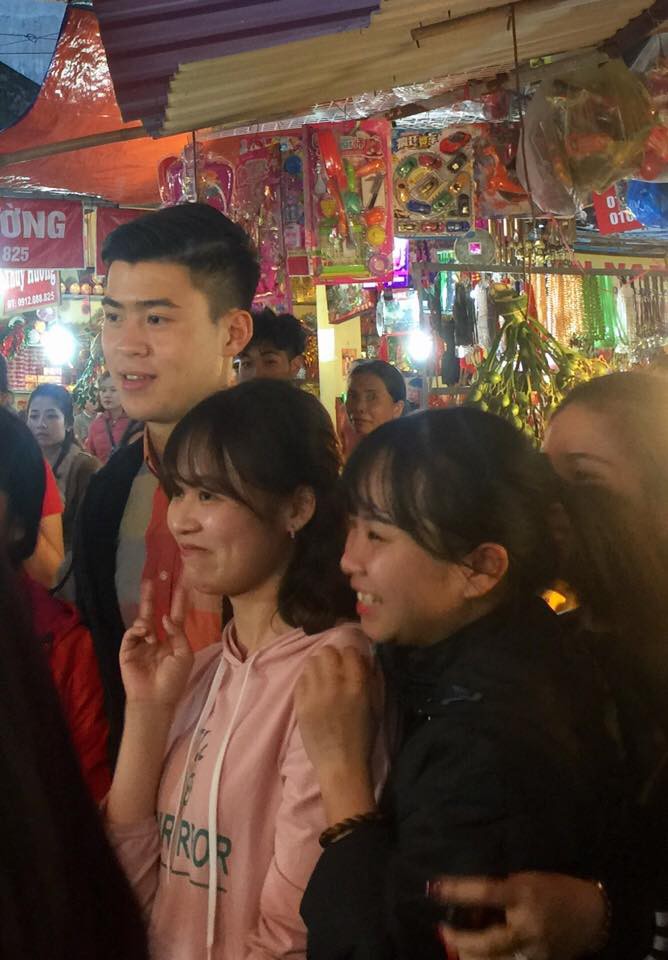 Đội ph&oacute; U23 Duy Mạnh được người h&acirc;m mộ v&acirc;y quanh khi đến đền B&agrave; Ch&uacute;a Kho - Ảnh 3.