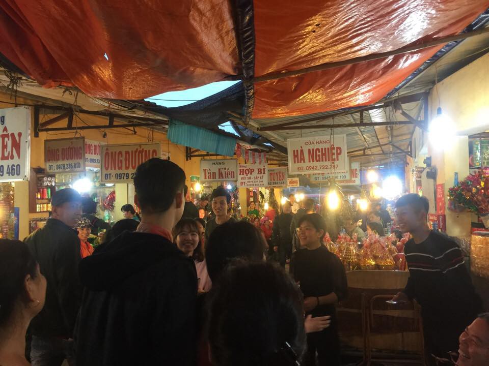 Đội ph&oacute; U23 Duy Mạnh được người h&acirc;m mộ v&acirc;y quanh khi đến đền B&agrave; Ch&uacute;a Kho - Ảnh 4.
