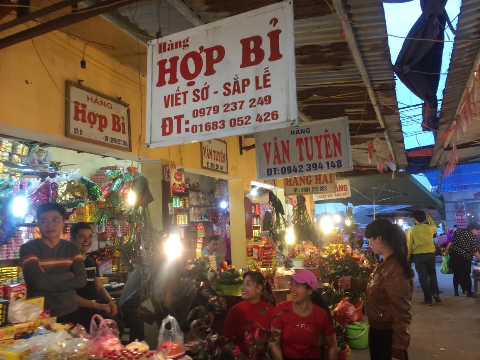 Đội ph&oacute; U23 Duy Mạnh được người h&acirc;m mộ v&acirc;y quanh khi đến đền B&agrave; Ch&uacute;a Kho - Ảnh 5.