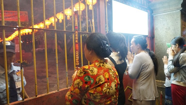 Sau giao thừa, l&agrave; qu&aacute; tải ch&ugrave;a ở TP HCM - Ảnh 5.
