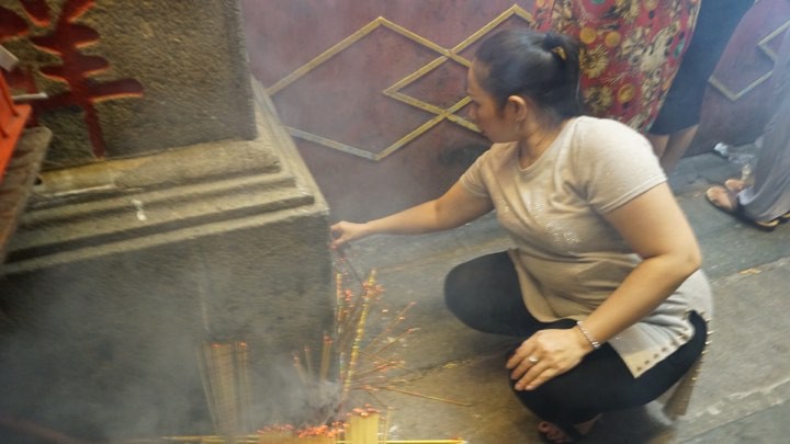 Sau giao thừa, l&agrave; qu&aacute; tải ch&ugrave;a ở TP HCM - Ảnh 3.