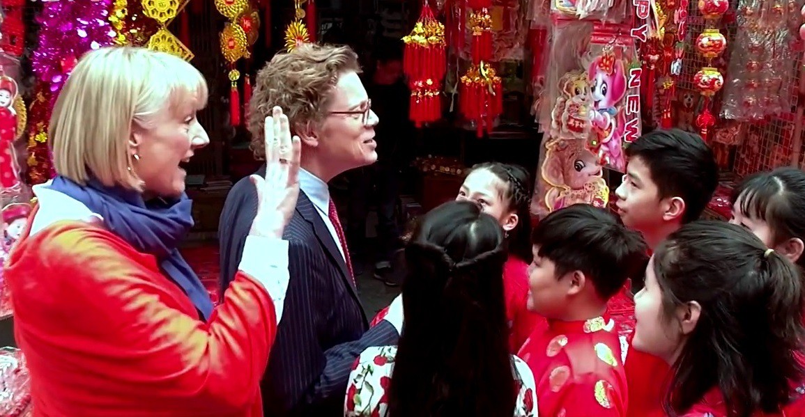 Cùng nghe Đại sứ Thụy Điển hát Happy New Year bằng tiếng Việt - Ảnh 2.