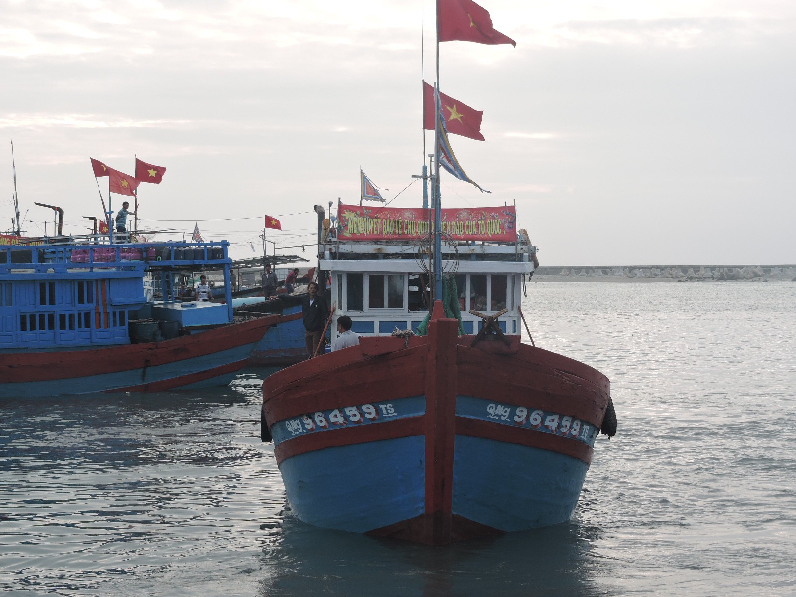 Hàng trăm tàu cá Lý Sơn nô nức mở cửa biển đầu xuân