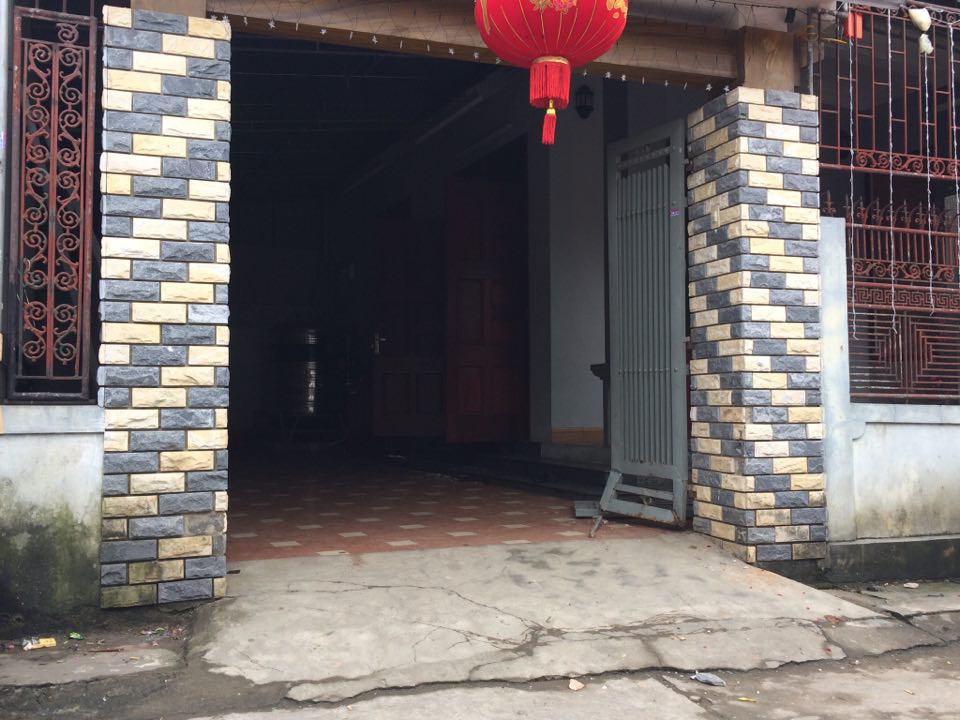 Nghi &aacute;n l&aacute;i &ocirc; t&ocirc; t&ocirc;ng sập cổng, nổ m&igrave;n tại nh&agrave; nữ gi&aacute;o vi&ecirc;n - Ảnh 1.