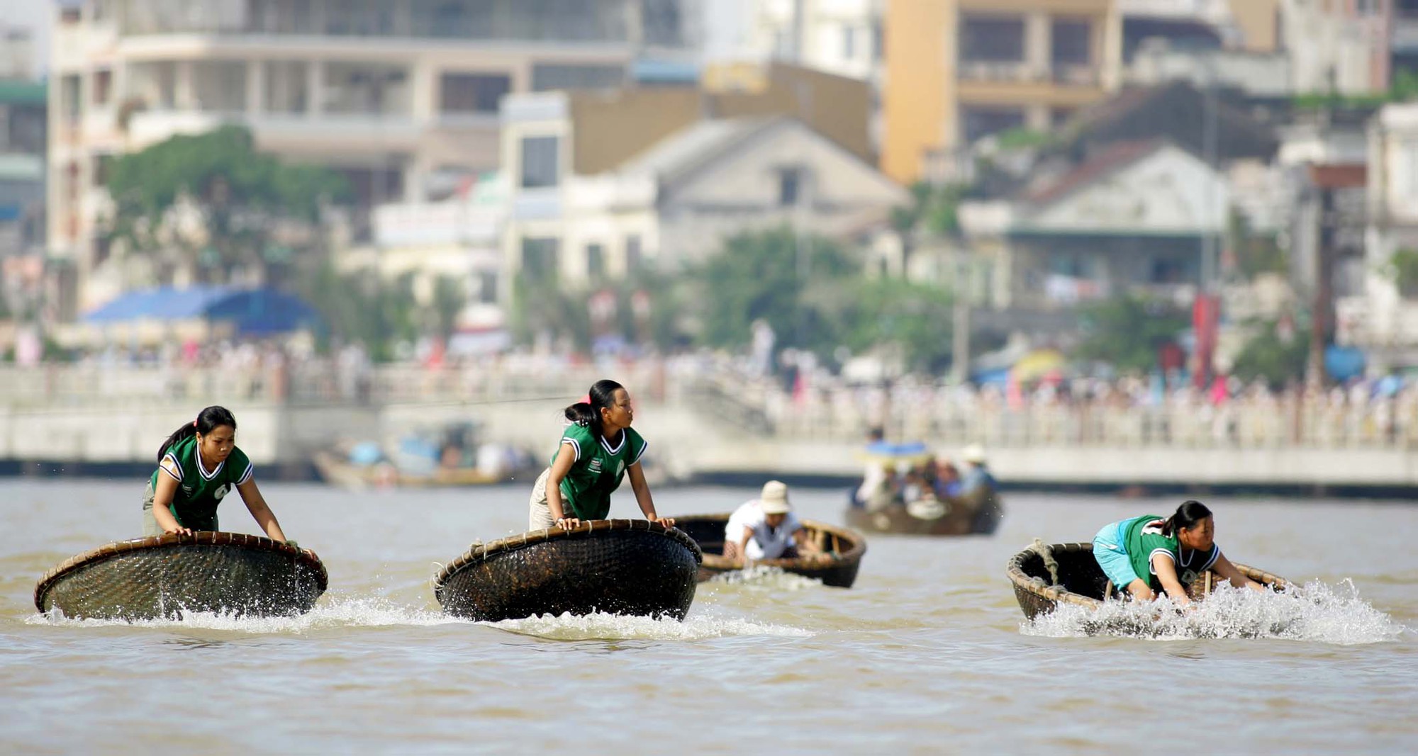 Ng&agrave;y Tết của những tay đua ghe nữ - Ảnh 5.
